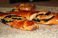 Плетенка с корицей и изюмом