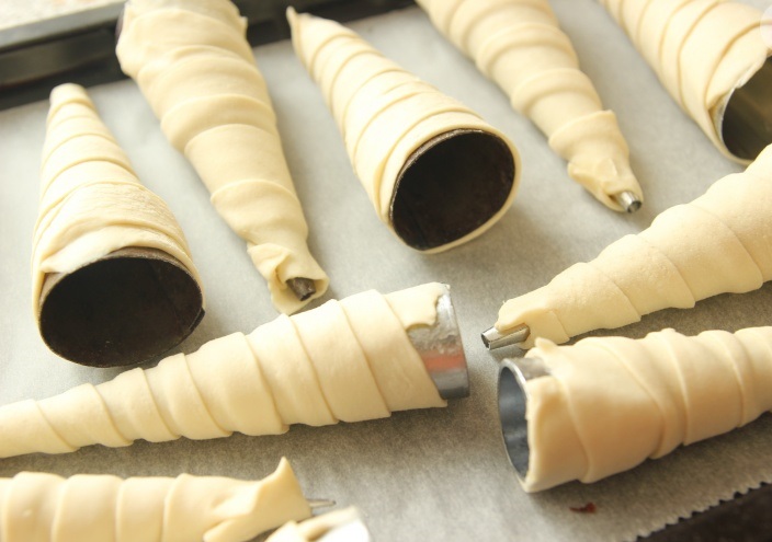 Приготовление слоеных рожков1