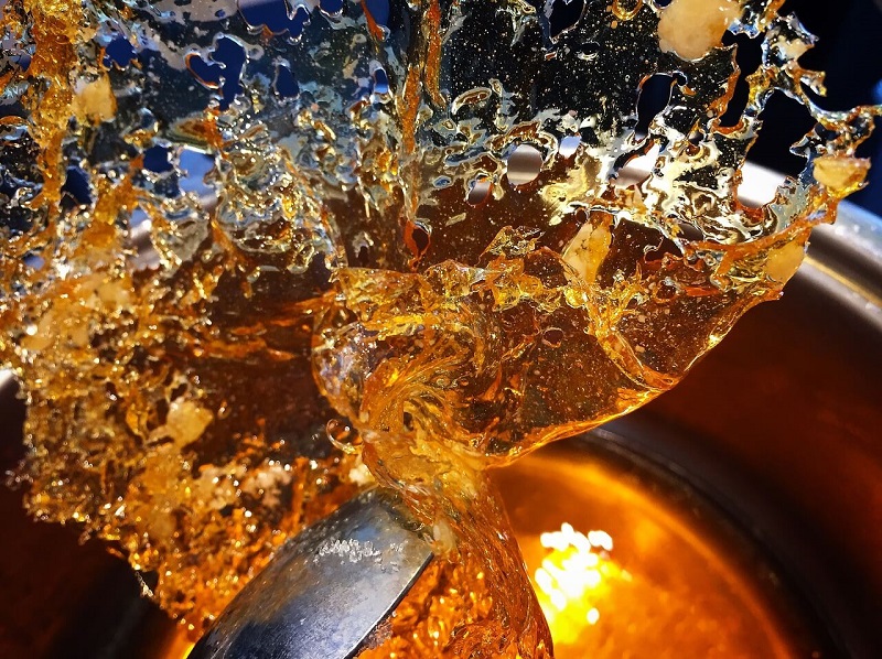 Оборудование для охлаждения карамельной массы и формования жгута из этой массы.