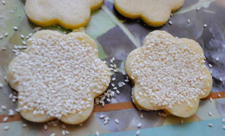 Песочно-выемное сдобное печенье из муки высшего сорта.